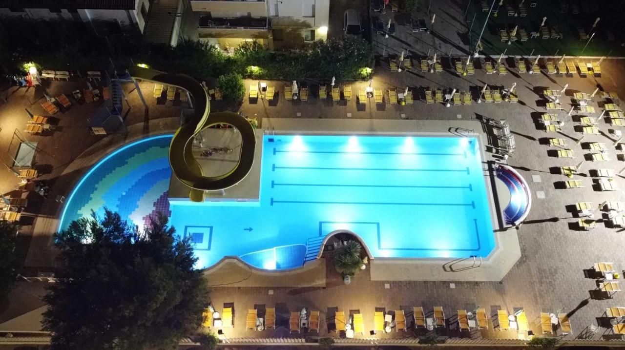 Solemare Hotel E Residence Мізано-Адріатіко Екстер'єр фото